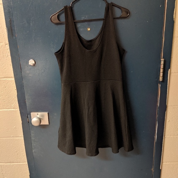 H&M Dresses & Skirts - Simple plain black dress.